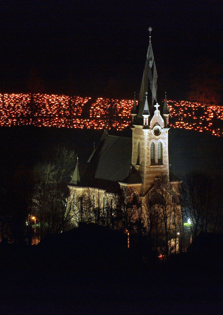 Kościół-w-Lubatowej-01.11.2009r-Widok-z-nad-rejonu-Rola.jpg