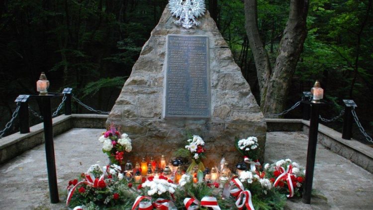 Uroczystość uczczenia 77 rocznicy zbrodni w Lesie Grabińskim
