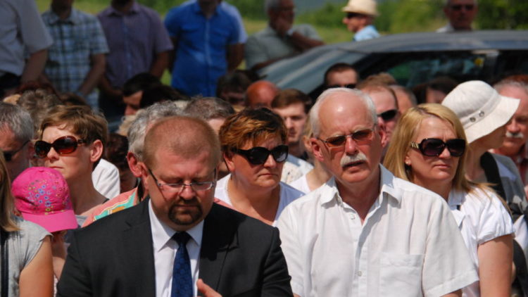 Poświęcenie cmentarza cholerycznego w Iwoniczu w strugach deszczu