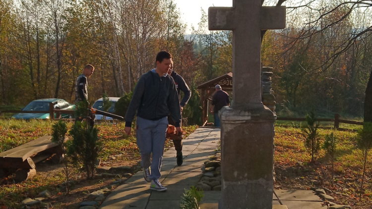 Uczniowie ZS przy OSiW OHP w I woniczu porządkują miejsca pamięci w  Iwoniczu
