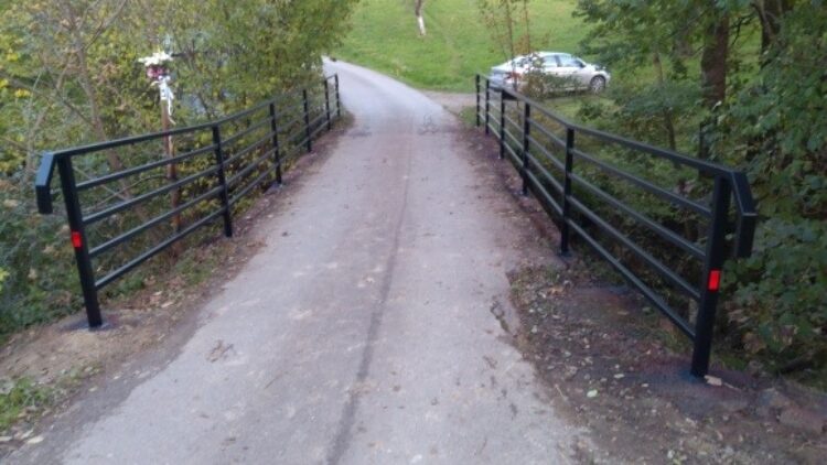 Nowe bariery mostu na drodze gminnej