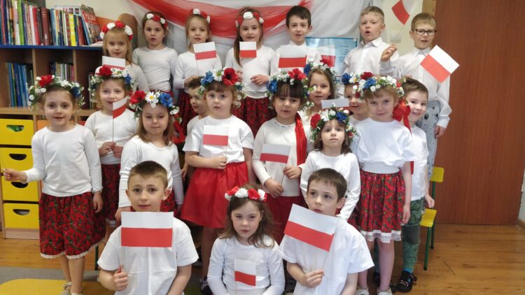 Przedszkolaki obchodzą Święto Flagi