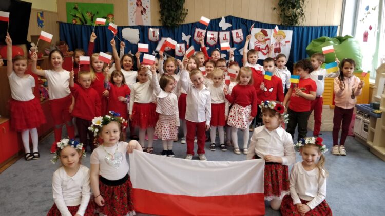 Przedszkolaki obchodzą Dzień Flagi
