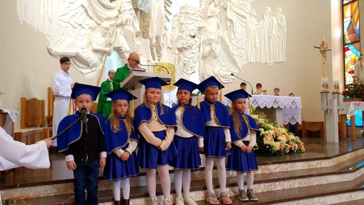Dzieci z Przedszkola w Iwoniczu Zdroju uczciły XXII Dzień Papieski