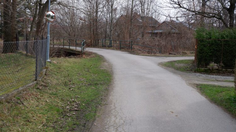 Podpisano umowę z biurem projektowym na opracowanie kompletnej dokumentacji projektowej i kosztorysowej wraz z materiałami geodezyjnymi i uzyskaniem zezwolenia na realizację inwestycji drogowej (ZRID) pn. „Budowa drogi gminnej ul. Zagrodniki w Iwoniczu”