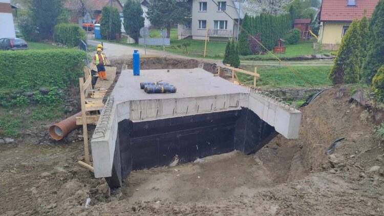 Postęp prac przy budowie nowego mostu na potoku Iwoniczanka w Iwoniczu