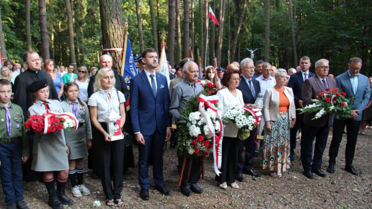 Obchody 85. rocznicy wybuchu II wojny światowej na cmentarzu ofiar terroru hitlerowskiego w Lesie Warzyckim