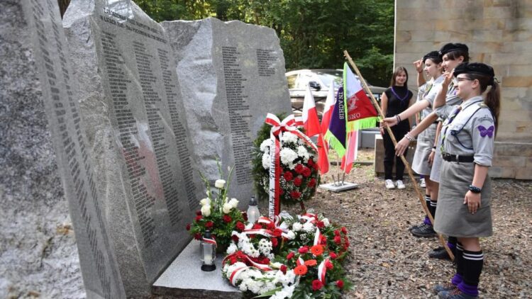 Hołd Ofiarom terroru hitlerowskiego na Cmentarzu Wojennym w Warzycach