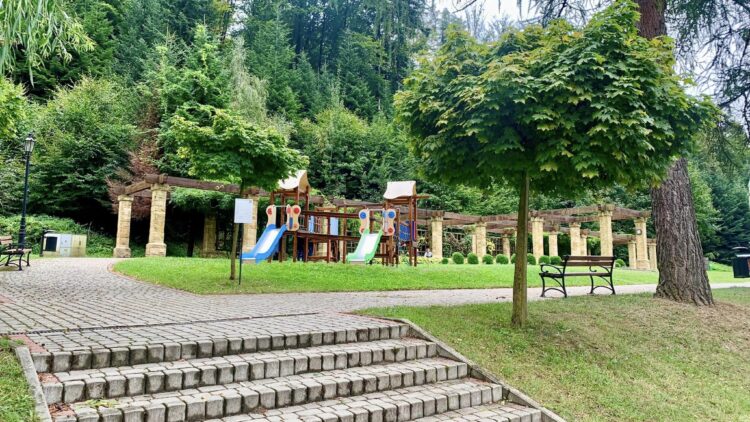 Mały plac zabaw przy ul. Torosiewicza w Iwoniczu-Zdroju został wyremontowany
