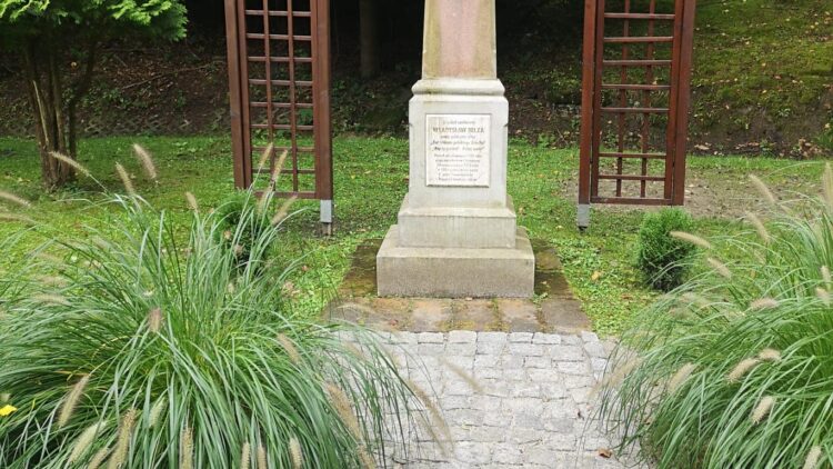 Dojście do pomnika Władysława Bełzy w Ogrodzie Romantycznym odnowione