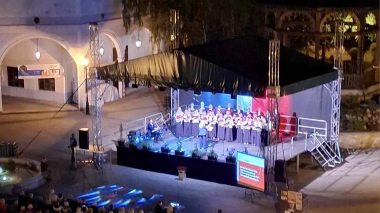 Iwonicz śpiewa patriotyczne piosenki