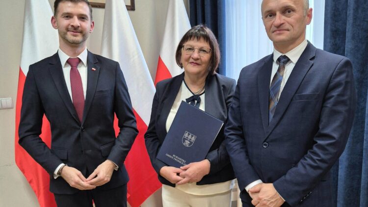 Wręczenie zaświadczeń o rozpoczęciu nowej kadencji (2024-2029) dla nowo wybranego Zarządu Miasta, Sołtysów oraz Rad Sołeckich.