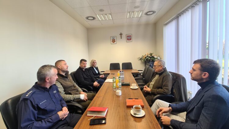 Spotkanie poświęcone sposobom zapobiegania wjeżdżania quadami i crossami do lasu