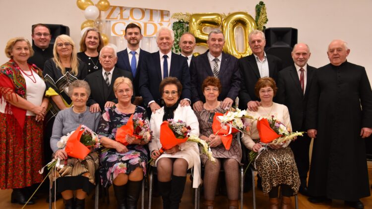 „Miłość to największa siła na świecie. To ona przynosi ciepło, nadzieję i siłę, by przetrwać każdą burzę.”