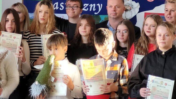 Sukcesy uczniów z Gminy Iwonicz-Zdrój w Powiatowym Konkursie Plastycznym pt. „Kiedy myślę Polska…”!