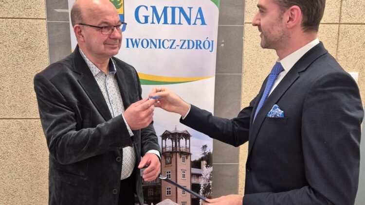 Przekazanie kluczy dla Klubu „Sami Swoi”