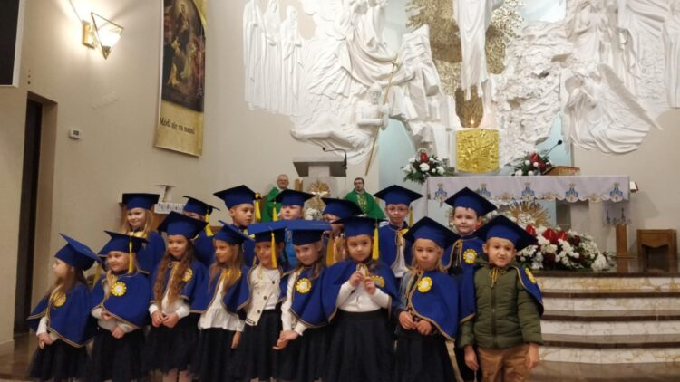 Przedszkolaki na Mszy Świętej z okazji Dnia Papieskiego