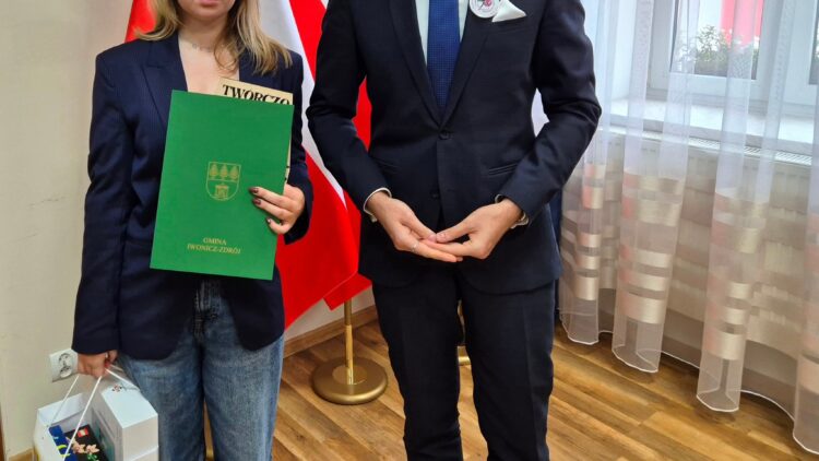 ROZDANIE NAGRÓD W KONKURSIE PLASTYCZNYM „MŁODZIEŻ MALUJE GMINĘ – TWÓRCZO O TOŻSAMOŚCI”