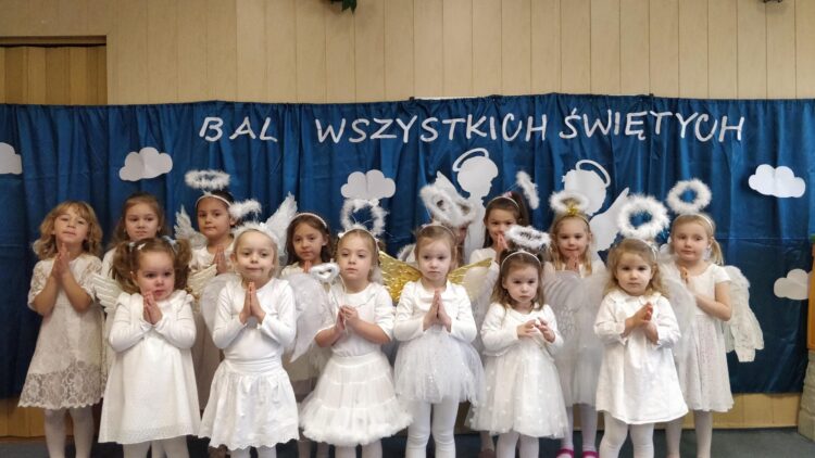 Bal Wszystkich Świętych w  Przedszkolu Gminnym im. Jana Pawła II w Iwoniczu – Zdroju