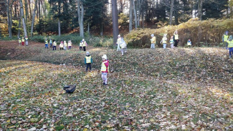 „Sprzątanie świata” z przedszkolakami w Iwoniczu – Zdroju