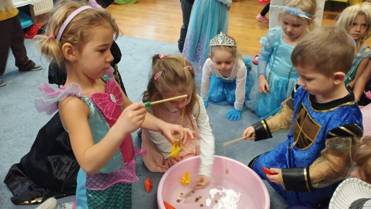 Magiczne Andrzejki w Przedszkolu Gminnym im. Jana Pawła II w Iwoniczu Zdroju