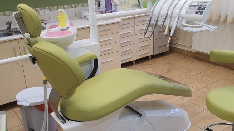 Koniec roku z przytupem – nowoczesny sprzęt stomatologiczny dla mieszkańców Gminy Iwonicz-Zdrój!