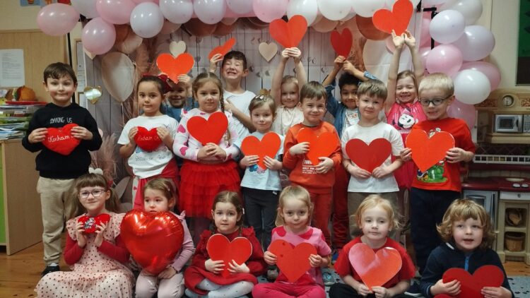 Walentynkowe zabawy w przedszkolu pełne uśmiechu