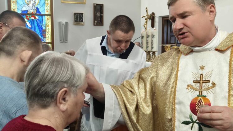 Kochać, niosąc ból bliźniego