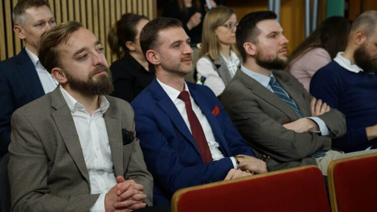 Bezpieczeństwo nie zaczyna się w strategiach centralnych – zaczyna się lokalnie, w samorządach i społecznościach