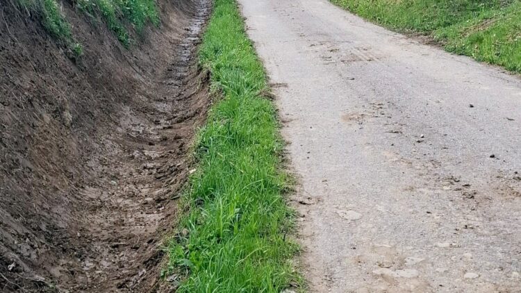 Kolejne rowy przy drogach gminnych zostały oczyszczone