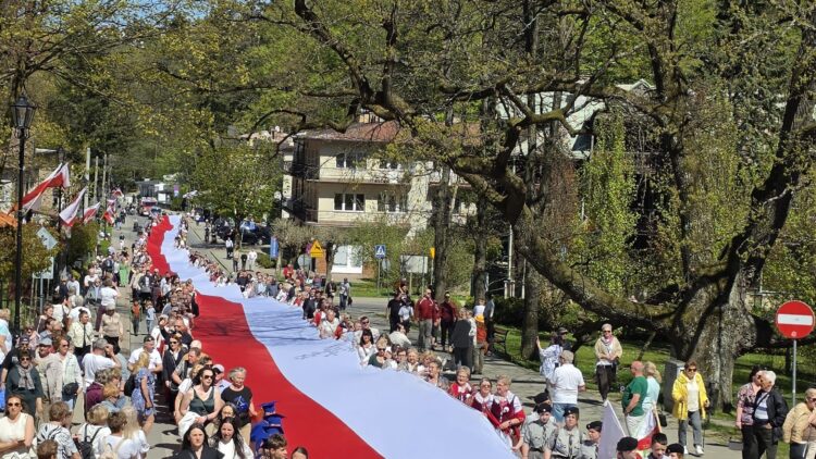 IWONICZ-ZDRÓJ ZATONĄŁ W BIAŁO-CZERWONEJ!