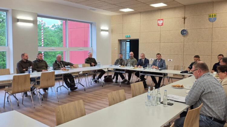 Spotkanie poświęcone bezpieczeństwu mieszkańców w związku z coraz częstszym pojawianiem się wilków i niedźwiedzi w pobliżu domów i gospodarstw
